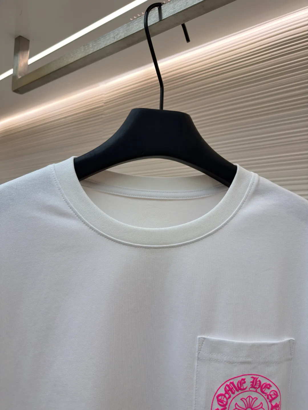 Chrome Hearts horseshoe pink T-shirt ●Item number: 1682507-X85 ●Fabric: cotton fabric ●Technology: hand-printed with ink ●Color: white ●Type: loose fit ●Weight: about 285 grams ●Size: S-M-L ●Description: This Chrome Hearts pocket printed short-sleeves are made of high-count double yarn cotton, with a weight of 320g. The fabric has been pre-washed to achieve a soft and skin-friendly touch. At the same time, it avoids shrinkage and fading problems from the root, and maintains a crisp shape after long-term wear. The body adopts seamless cylinder weaving technology, and there are no seams on the sides, so there is no sense of restraint when worn. The shoulders are classic dropped shoulders, and the loose body shape is suitable for all kinds of body shapes. The rose-red totem print on the left breast pocket is made of imported environmentally friendly slurry and produced through a high-precision screen printing process. The printing has clear layers and saturated colors, and it is not easy to crack or fall off after repeated washing. The neckline adopts a double-needle reinforced hemming design and is paired with a customized threaded collar, which is durable and not easily deformed. The overall wiring follows luxury craftsmanship standards, and the stitching is even and fine. Every detail demonstrates ingenuity. Customized hardware and accessories are complete with three logos, restoring the classic texture of the brand. The overall wiring is straight and delicate, the fabric is comfortable and soft, and the color is consistent without color difference. It can be matched with the same style to create a fashionable look and control various occasions. Customized accessories, complete with three standards, same style for men and women!